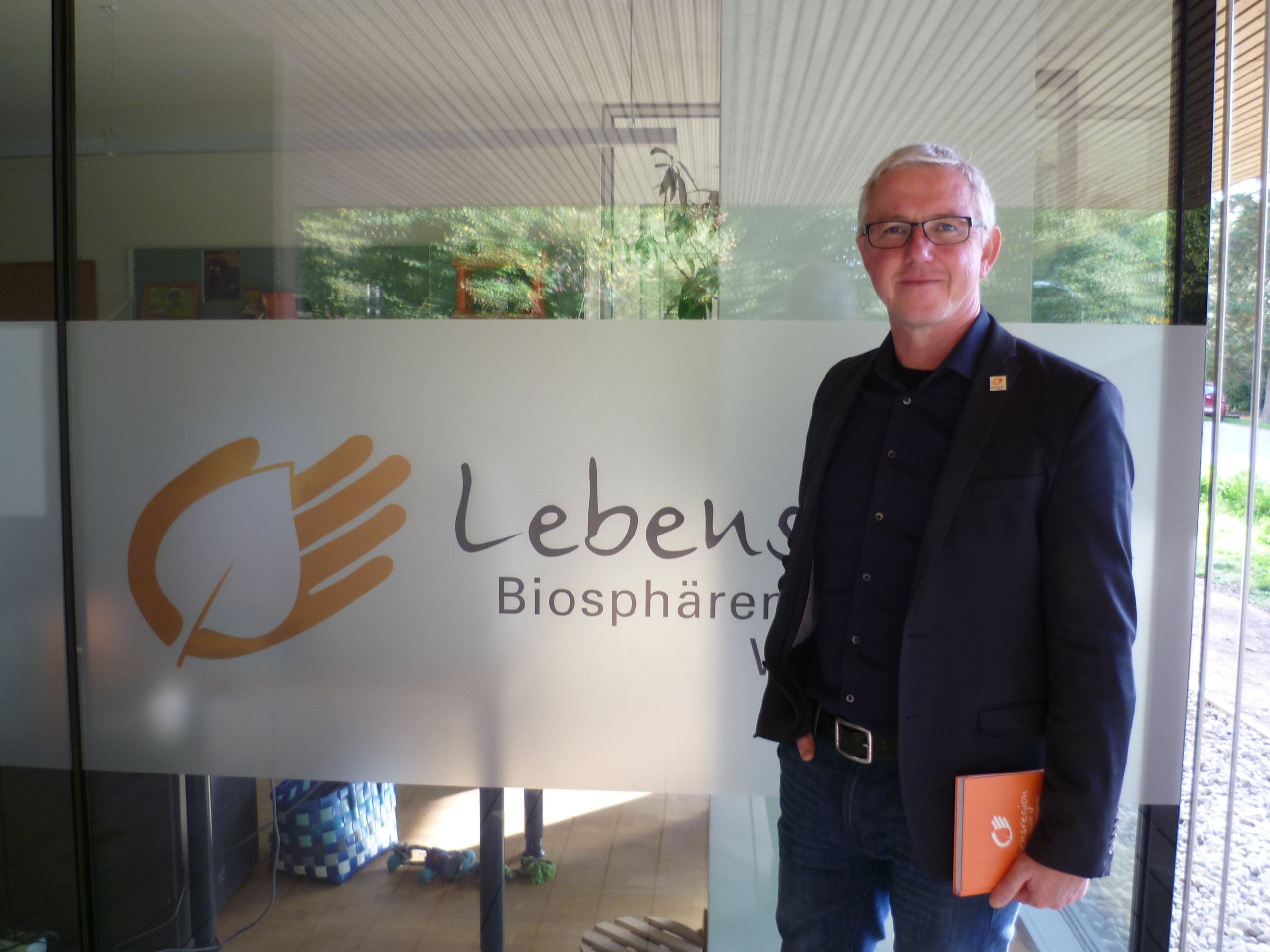 DI Andreas Weiß, Direktor des Biosphärenparks Wienerwald an der Eingangstür zum Bürogebäude des Biosphärenparks Wienerwald
