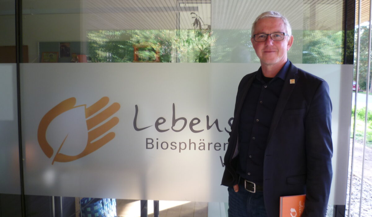 DI Andreas Weiß, Direktor des Biosphärenparks Wienerwald an der Eingangstür zum Bürogebäude des Biosphärenparks Wienerwald