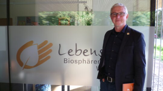 DI Andreas Weiß, Direktor des Biosphärenparks Wienerwald an der Eingangstür zum Bürogebäude des Biosphärenparks Wienerwald