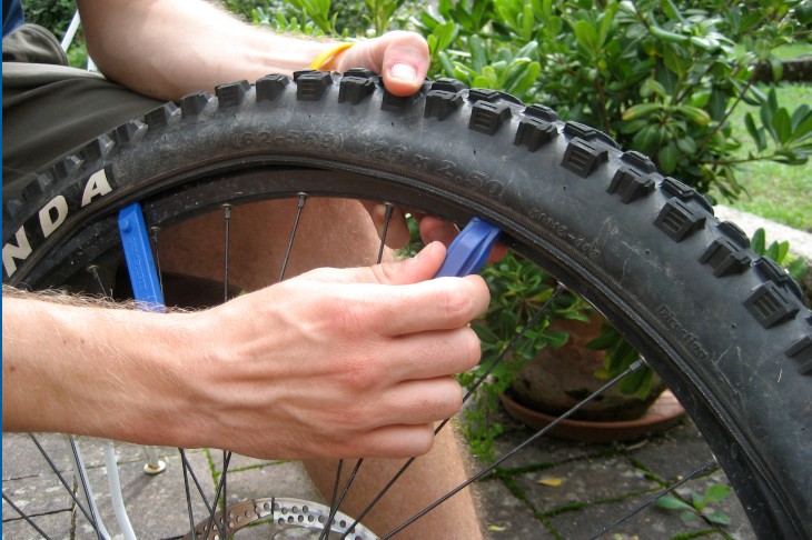 Fahrradschlauch aus dem Mantel holen.