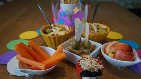 Verschiedene Snacks für eine plastikfreie Faschingsparty.