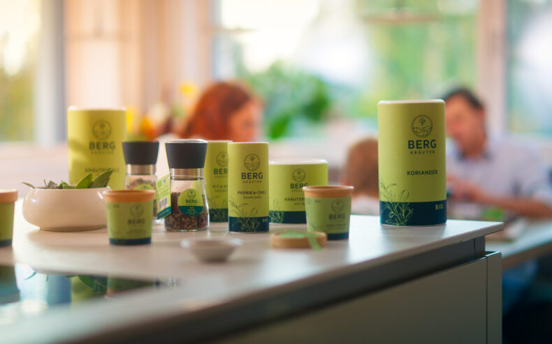 Verschiedene Kräuter in der Küche neben dem Herd