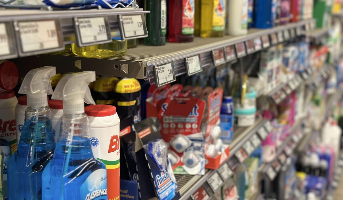 Putzmittelregal im Supermarkt mit vielen bunten Putzmitteln