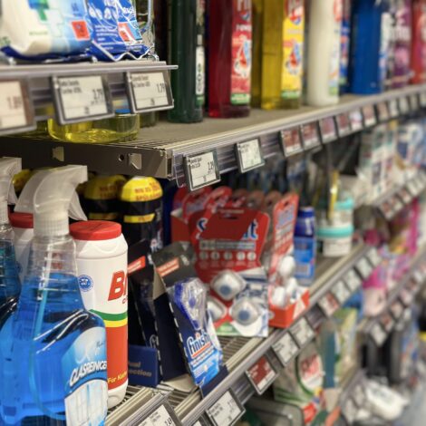 Putzmittelregal im Supermarkt mit vielen bunten Putzmitteln