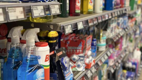 Putzmittelregal im Supermarkt mit vielen bunten Putzmitteln