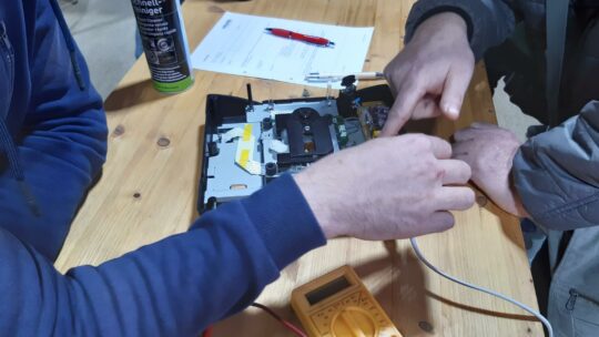 Gemeinsames Reparieren in einem Repair-Cafe.
