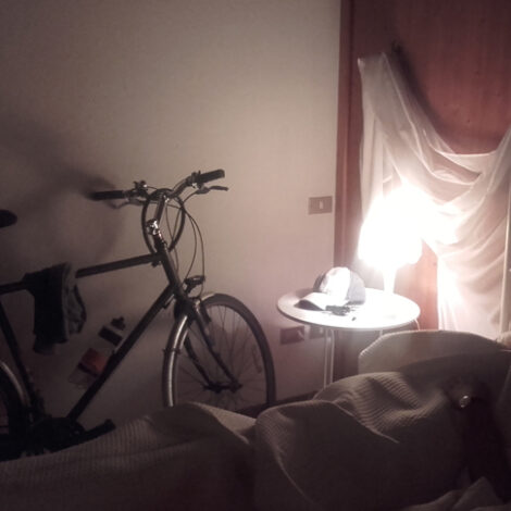 Fahrrad im Schlafzimmer neben Bett