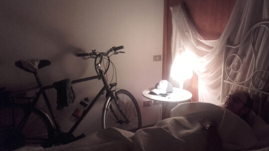 Fahrrad im Schlafzimmer neben Bett
