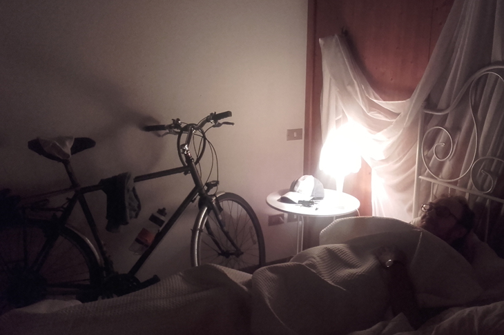 Fahrrad im Schlafzimmer neben Bett