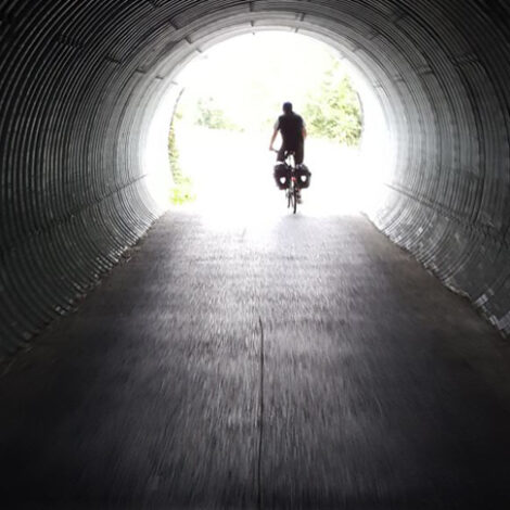 Radfahrer am Ende eines Tunnels