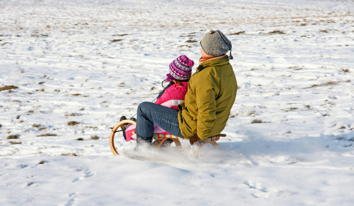 Rodeln oder Schlittenfahren ist eine safte alternative zum Skisport.
