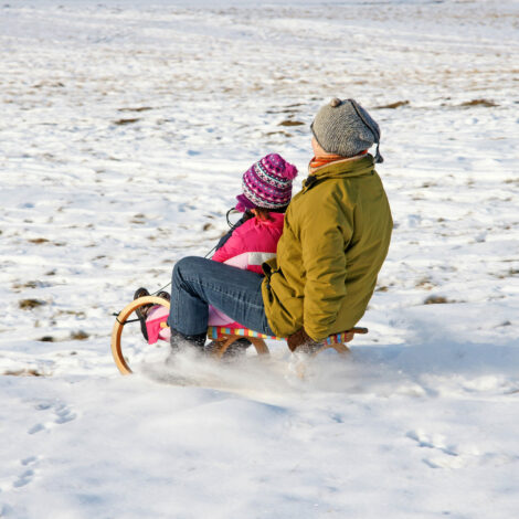 Rodeln oder Schlittenfahren ist eine safte Alternative zum Skisport.