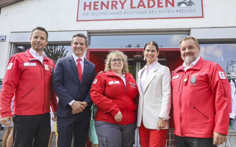 Gruppenfoto mit Landesdirektor Hannes Buxbaum, Rotes Kreuz Niederösterreich, CEO Andreas Opelt, Saubermacher, Astrid Kepplinger-Past, Rotes Kreuz Niederösterreich, Eva-Maria Wurzer, Business Development Textilien Saubermacher und Präsident Hans Ebner, Rotes Kreuz Niederösterreich