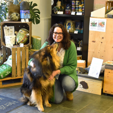 DI Sabine Pleininger, Geschäftsführerin von biohelp Garten & Bienen GmbH mit ihrem Hund im Geschäft von biohelp