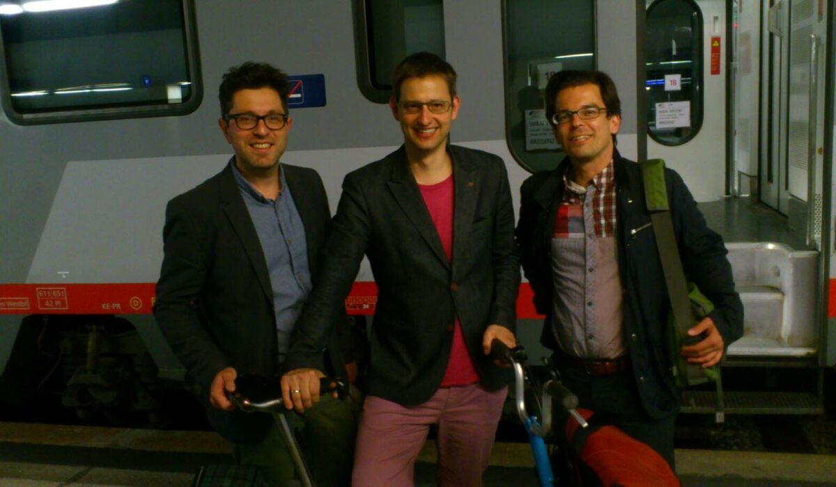 Gerald Franz mit Kollegen mit Fahrrädern vor einem Nachtzug