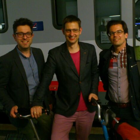 Gerald Franz mit Kollegen mit Fahrrädern vor einem Nachtzug