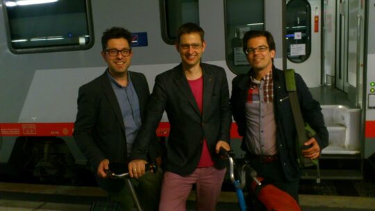 Gerald Franz mit Kollegen mit Fahrrädern vor einem Nachtzug