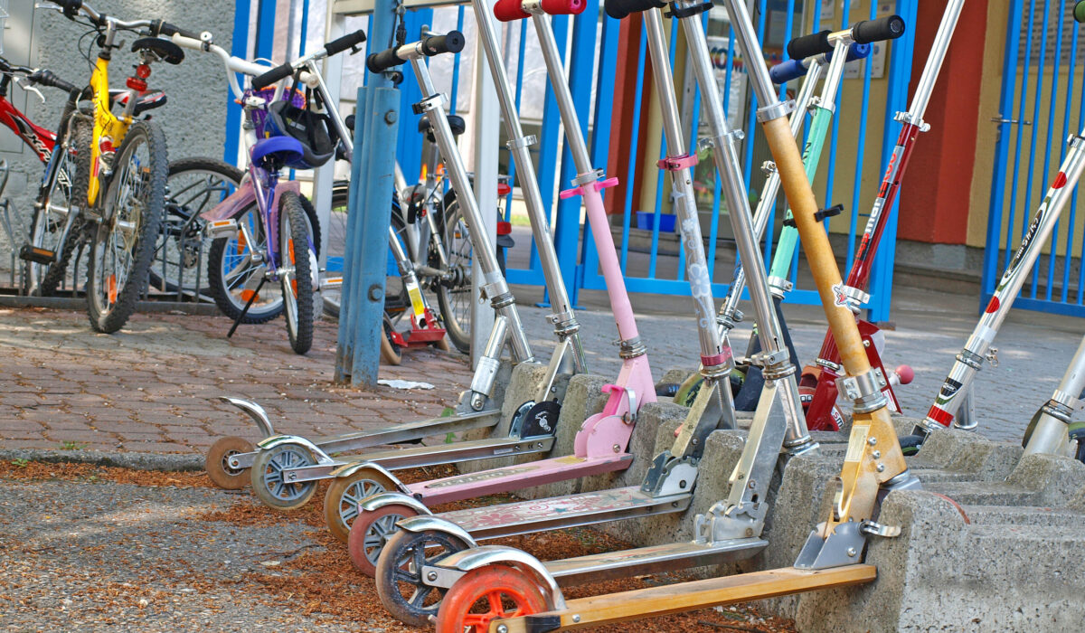 Scooter vor der Schule geparkt.