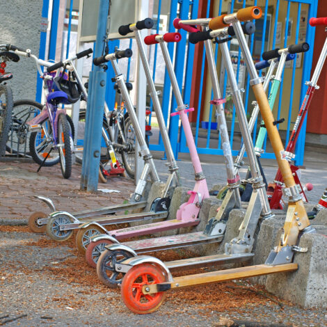 Scooter vor der Schule geparkt.