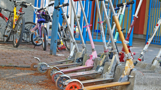 Scooter vor der Schule geparkt.