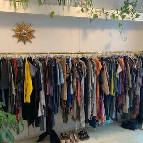 Second Hand Laden mit Kleidern auf einer Kleiderstange