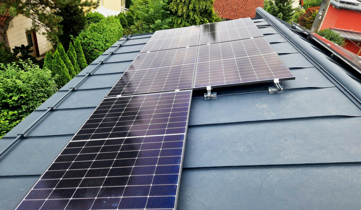 PV-Anlage montiert auf einem Blechdach