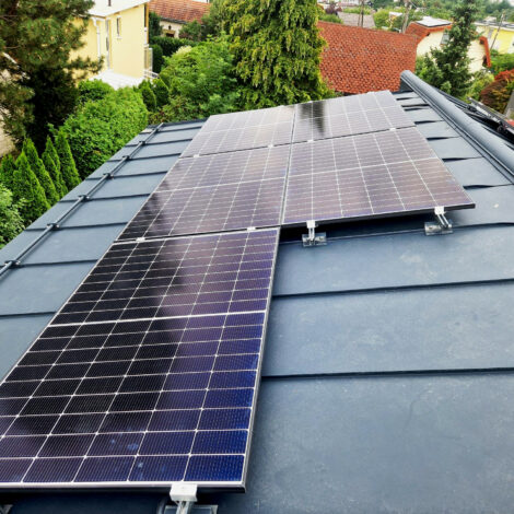 PV-Anlage montiert auf einem Blechdach