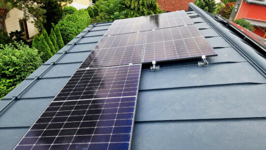 PV-Anlage montiert auf einem Blechdach