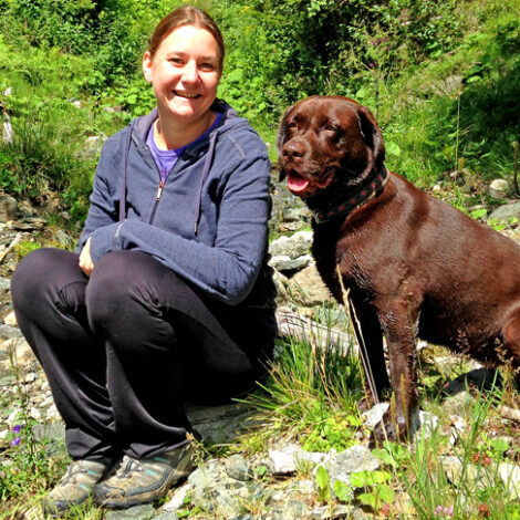 Silvia Osterkorn-Lederer mit ihrem Hund an einem Bach