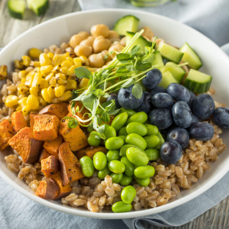Sommer Bowl Teller mit Hirse, geröstetem Kürbis, Mais, Kichererbsen, Bohnen, Gurken und Heidelbeeren