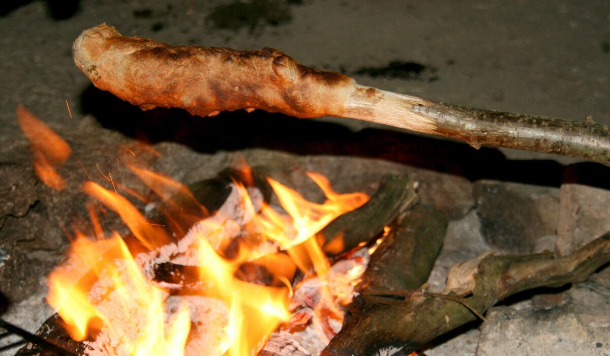 Steckerlbrot am Lagerfeuer gebacken