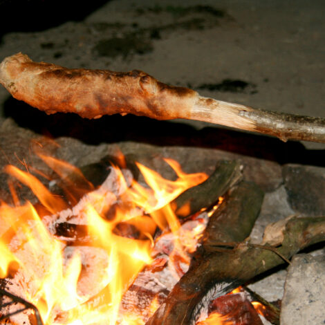 Steckerlbrot am Lagerfeuer gebacken