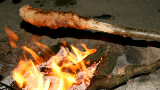 Steckerlbrot am Lagerfeuer gebacken