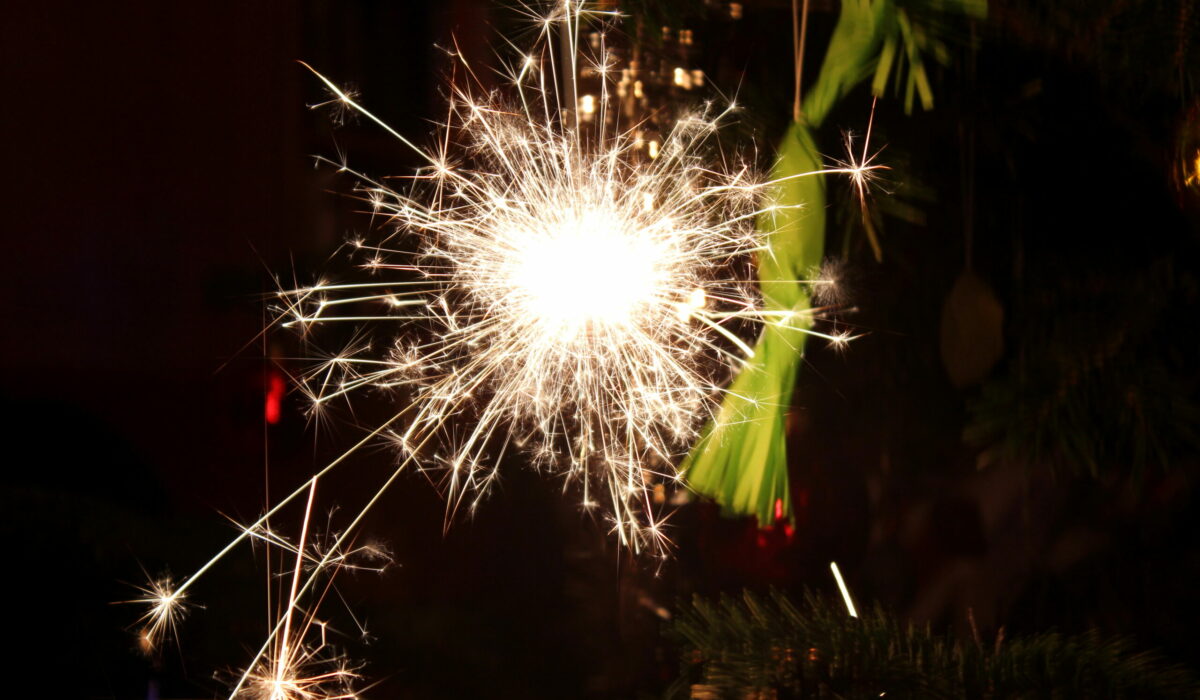 Angezündeter Sternspritzer am Weihnachtsbaum