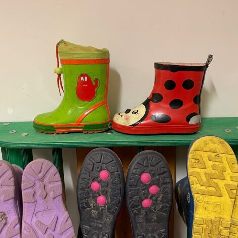 Kinder-Gummistiefel stehen auf einem Regal