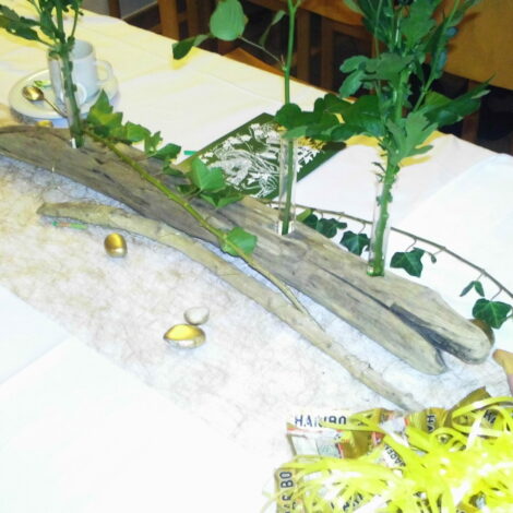 Tischdeko aus Schwemmholz, Efeu und Astern