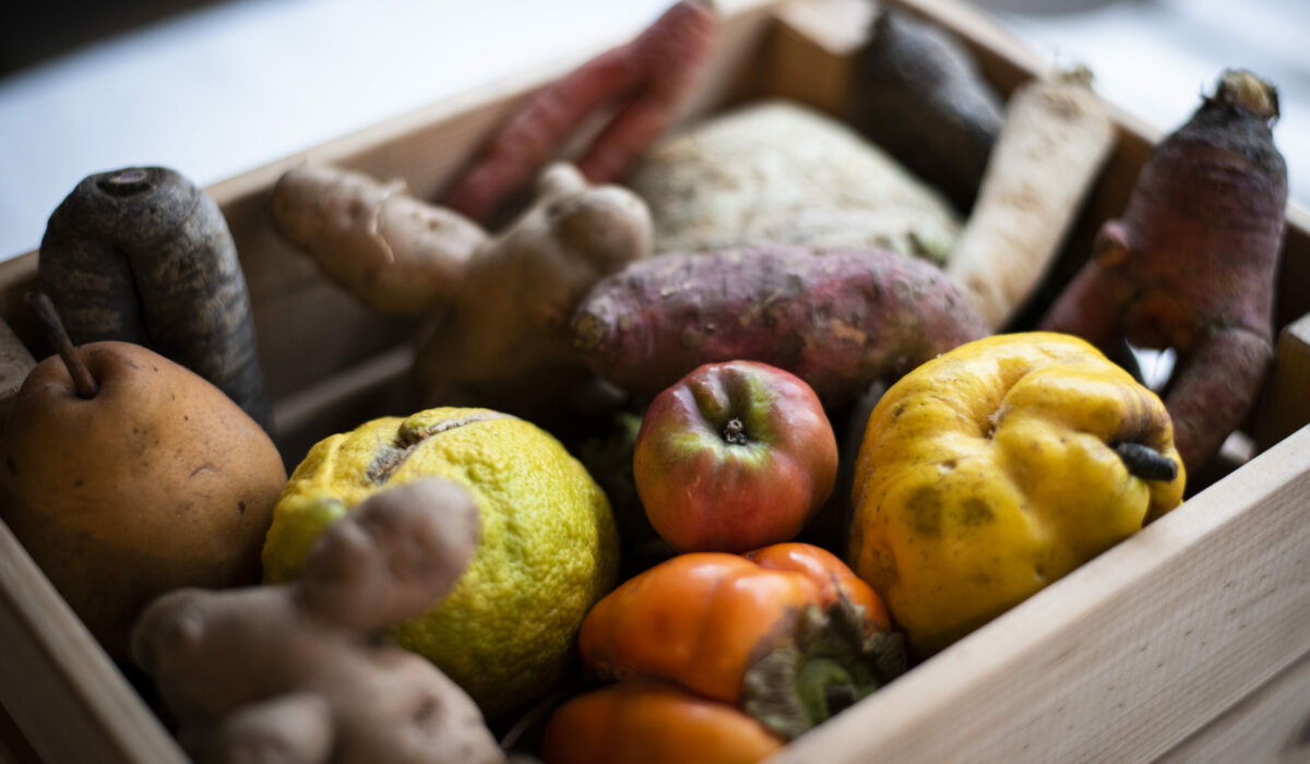 Obst und Gemüse in einer Holzkiste