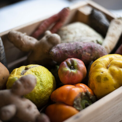 Obst und Gemüse in einer Holzkiste