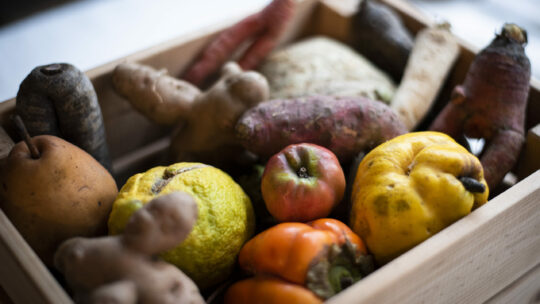 Obst und Gemüse in einer Holzkiste
