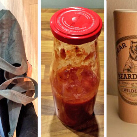 Diverse Transport-Verpackungen: Sackerl, Tomatenpulpaflasche und eine Kartonrolle