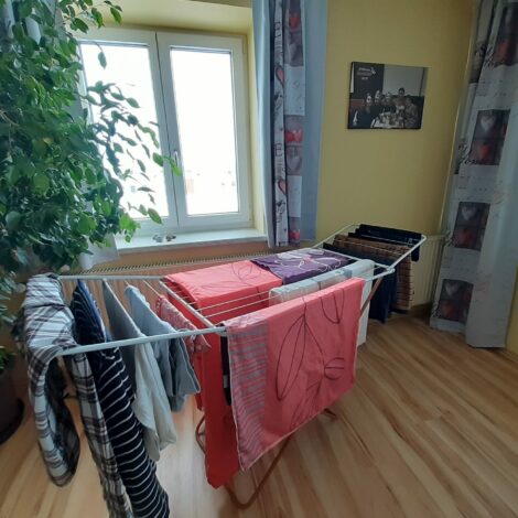 Wäscheständer mit gewaschener Wäsche im Wohnzimmer