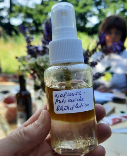 Lotion aus Walnüssen in einer Sprühflasche.