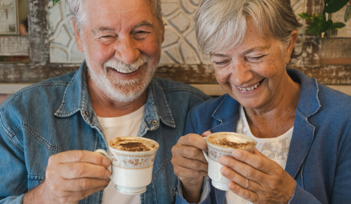 Älteres Paar trinkt Kaffee