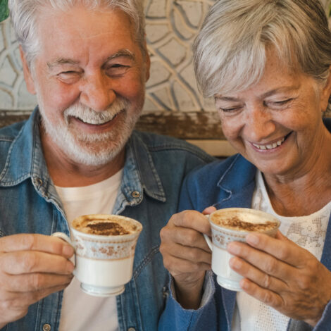 Älteres Paar trinkt Kaffee