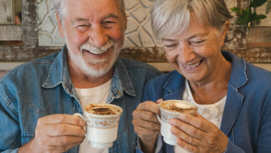 Älteres Paar trinkt Kaffee