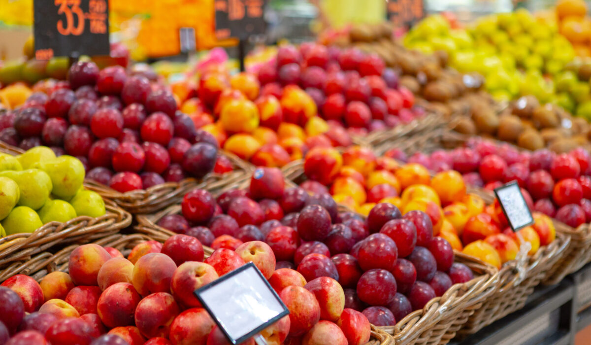 Obst auf der Obsttheke - Äpfel, Pflaumen, Birnen, Orangen