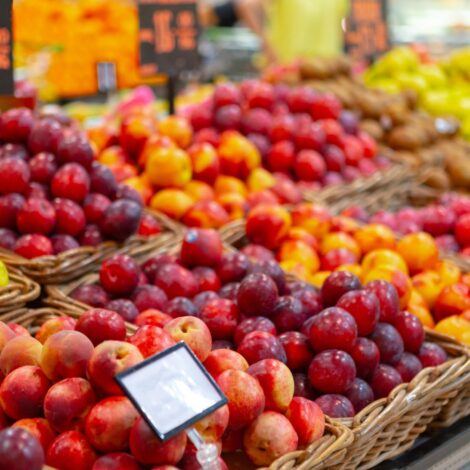 Obst auf der Obsttheke - Äpfel, Pflaumen, Birnen, Orangen