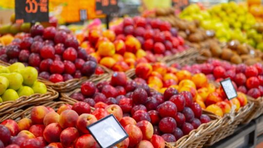 Obst auf der Obsttheke - Äpfel, Pflaumen, Birnen, Orangen