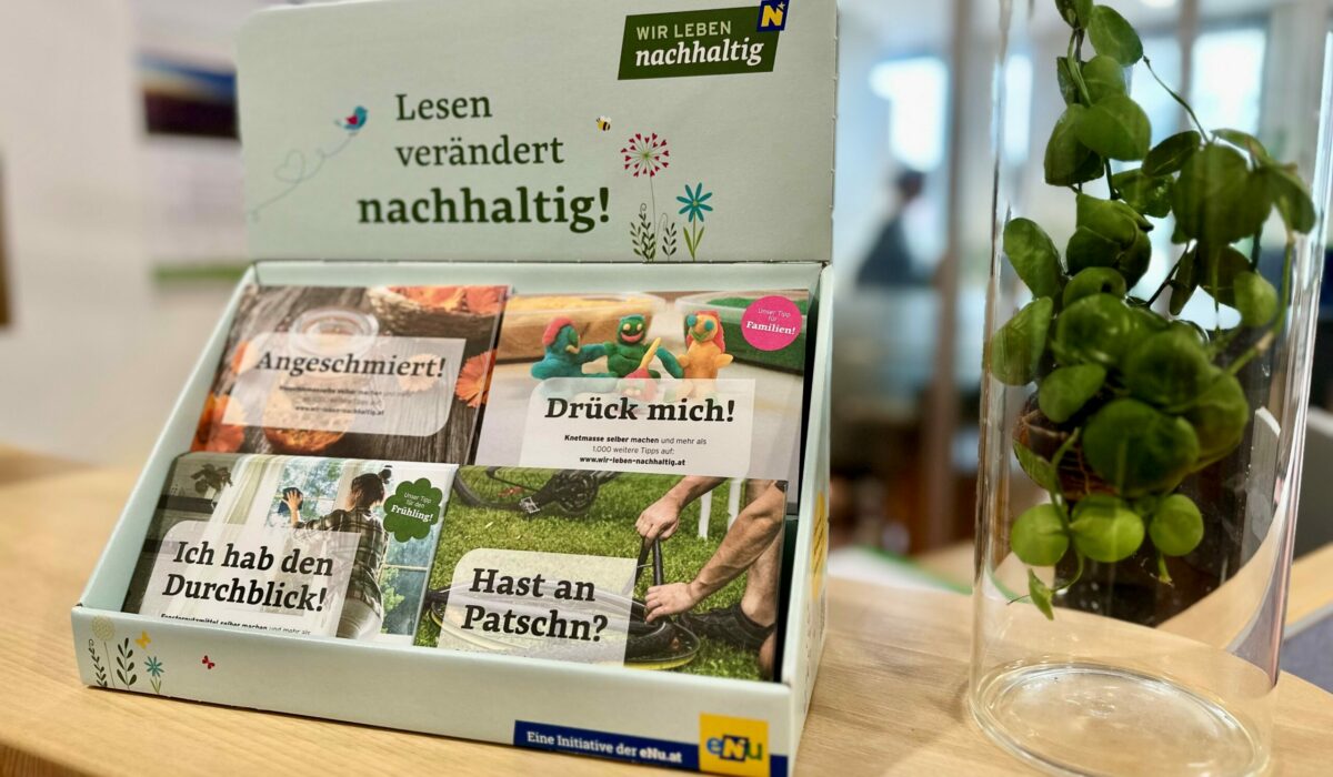 Freecards zum Mitnehmen am Empfangspult in einem Büro
