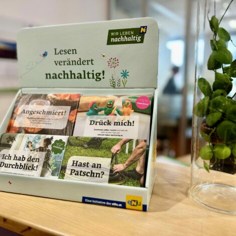 Freecards zum Mitnehmen am Empfangspult in einem Büro